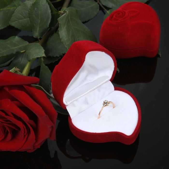 Футляр бархатный под кольцо "Сердце, роза", 6*6*3, цвет красный, вставка белая оптом