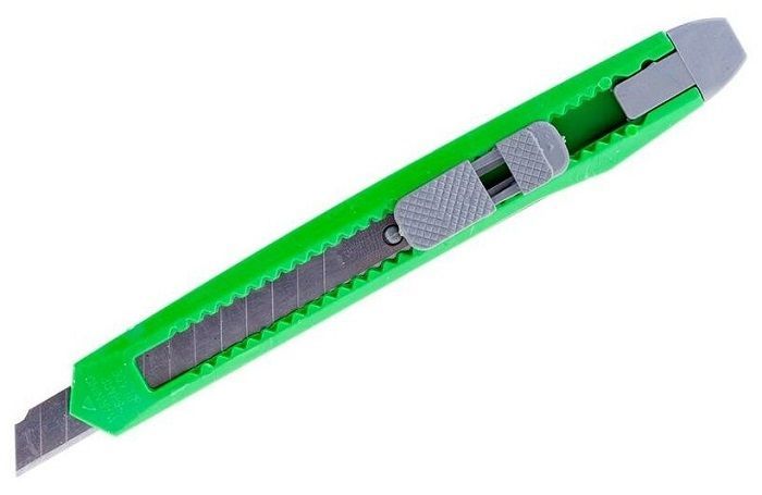 Нож канцелярский 9 мм пластик с фиксатором в пакете с европодвесом оптом