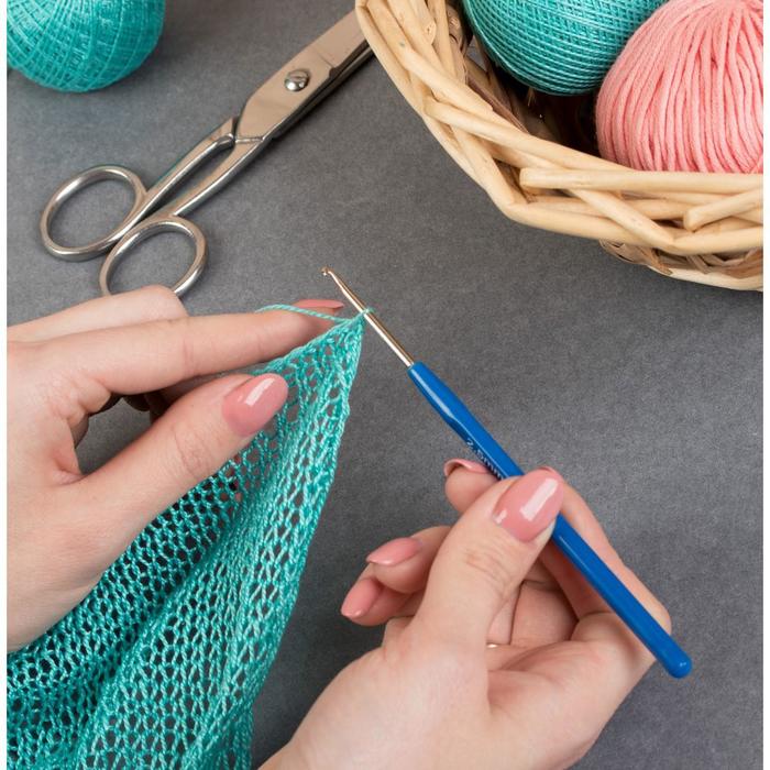 Крючок для вязания, с пластиковой ручкой, d = 2,5 мм, 13,5 см, цвет синий оптом