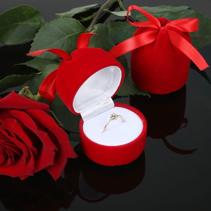 Футляр бархатный под кольцо "Подарочек", 5*5*6, цвет красный, вставка белая оптом