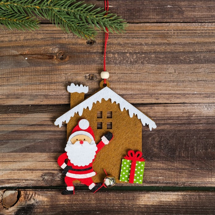 Набор для создания подвесной ёлочной игрушки из фетра «Дед Мороз у дома» оптом