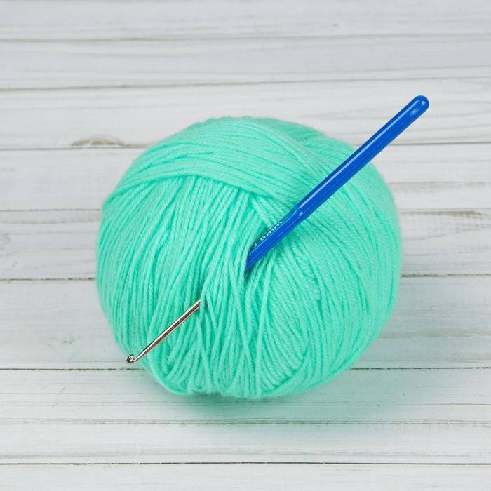 Крючок для вязания, с пластиковой ручкой, d = 3,5 мм, 13,5 см, цвет синий оптом