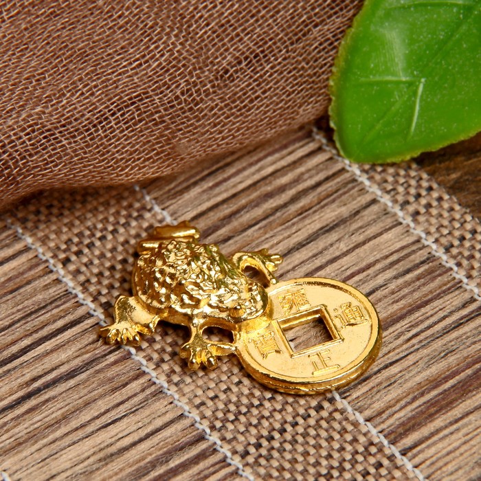 Сувенир металл "Денежная жаба с монетой" золото 2,6х1,5 см оптом